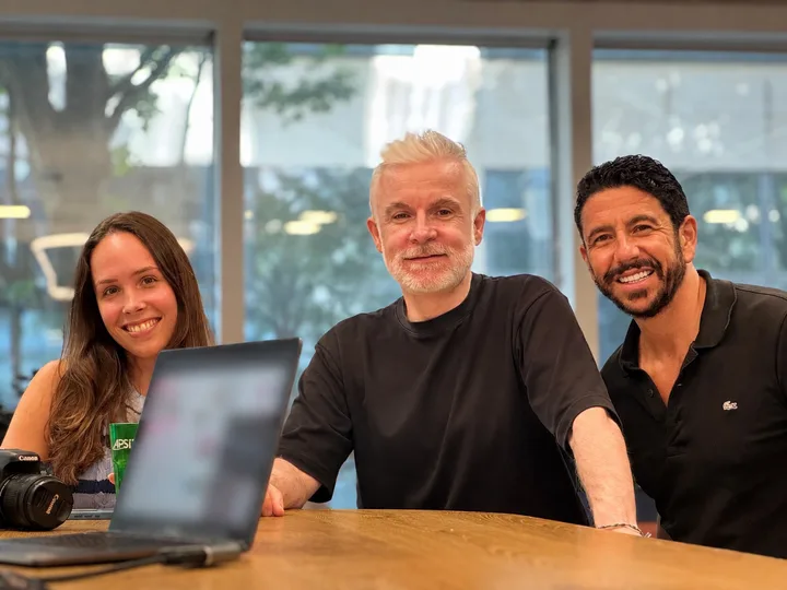 Les trois co-fondateurs de Big Bang AI Académie réunis autour d’une table de travail